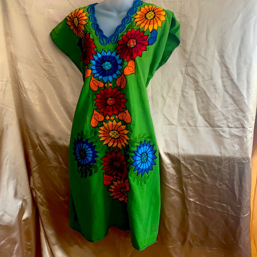 Artesanal green dress